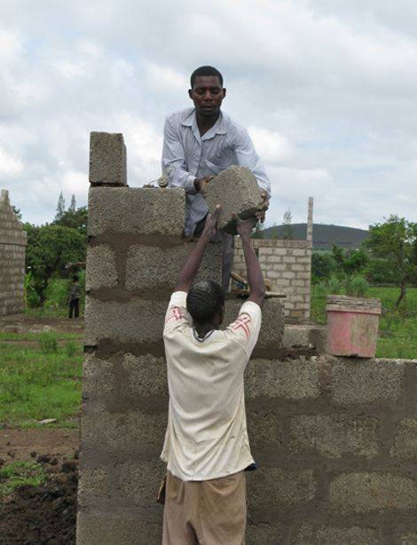 Bau der Lehrerhäuser in Mulanga