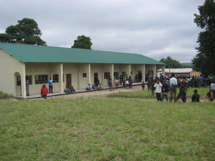 Das Bild zeigt die neue Grundschule von Mulanga