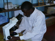 Im Labor im Hospital Ilondola