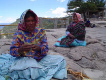 Raramuri - Frauen in Sisoguchi in der Sierra Tarahumara