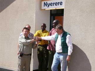 Feierliche Übergabe der ersten Mädchenwohnheime in Kiwere